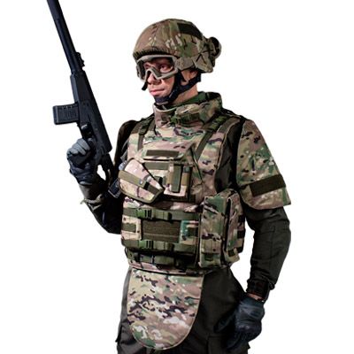 Камуфлированный бронежилет Лавр на мужчине в шлеме и с оружием ракурс анфас 2/3 от колен