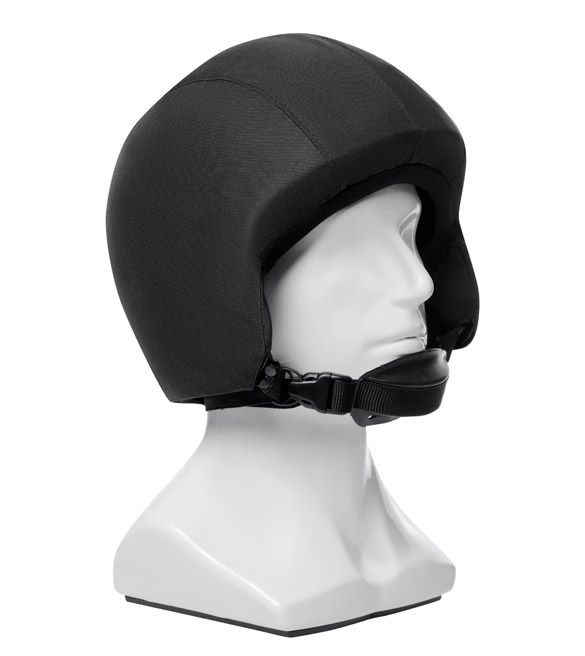 Черный шлем Авакс надетый и застегнутый на манекене ракурс анфас 2/3