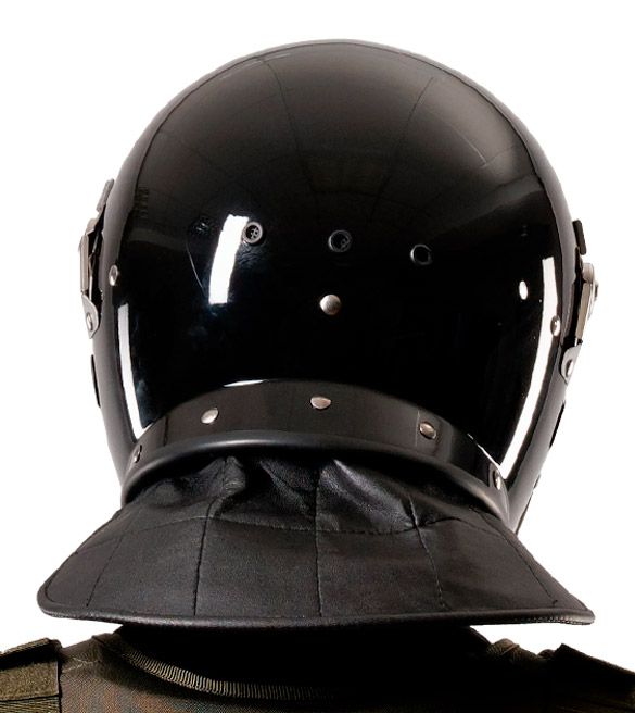 Черный противоударный шлем с бармицей ракурс сзади