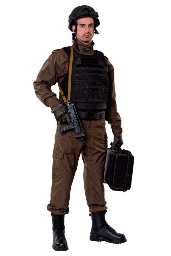 Вооруженный охранник в шлеме и бронежилете несет чемодан ракурс анфас 2/3