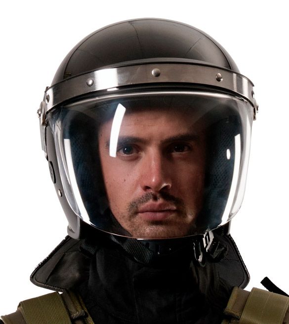 Мужчина в противоударном шлеме со стеклянным забралом ракурс анфас