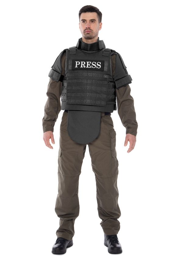 Журналист в черном бронежилете с шевроном PRESS на груди ракурс анфас